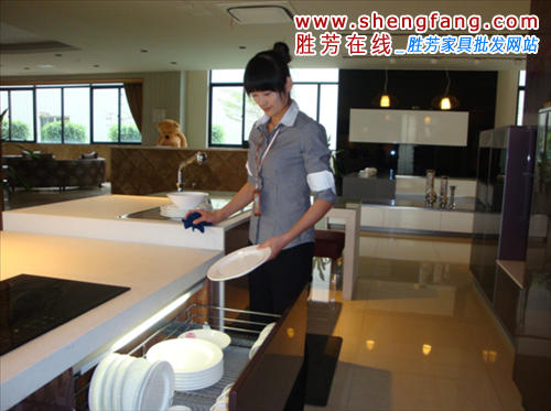 器皿需擦拭干 避免在橱柜表面造成水痕 器皿需擦拭干 避免在橱柜表面造成水痕