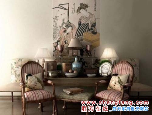 两把椅子是空间中的亮点。椅子的造型源于路易十六世时期的设计风格，在空间中成为复古的典型。墙面上的壁纸也颇为古典，整体空间以复古感为主题。