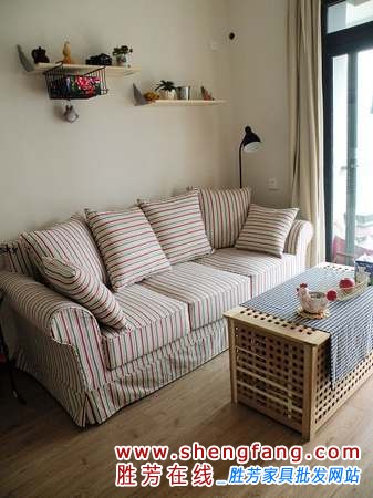 从宜家淘来的餐桌,三角形的更省空间,刚好适合我们的二人世界