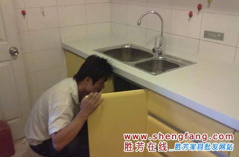 精明煮妇来支招 一起喝橱柜油渍说拜拜