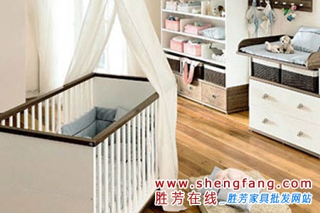 婴儿床