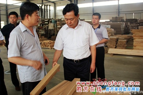 河北霸州市市委书记邳振一在三强家具有限公司详细了解企业生产和经营情况。