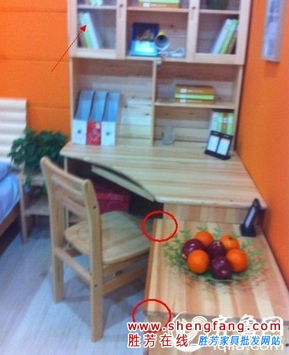 济南红星美凯龙解释：香柏年店内，摆放在儿童书柜旁边的是成人柜子