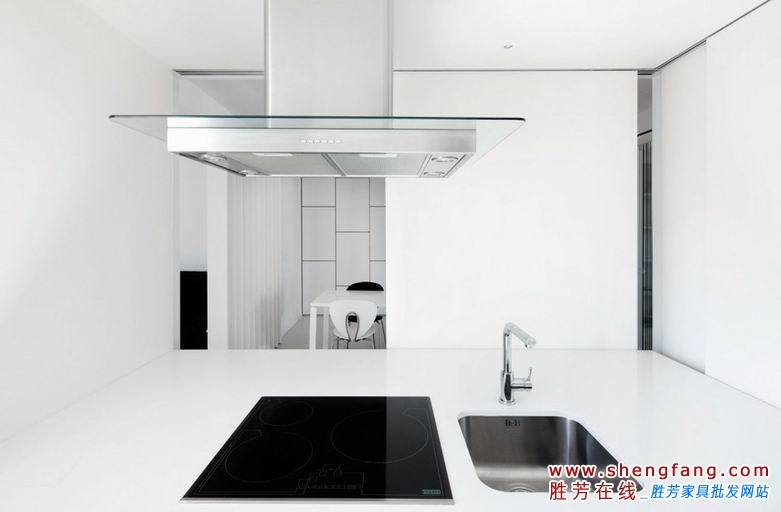 西班牙风格纯白公寓设计