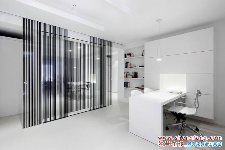 西班牙风格纯白公寓设计