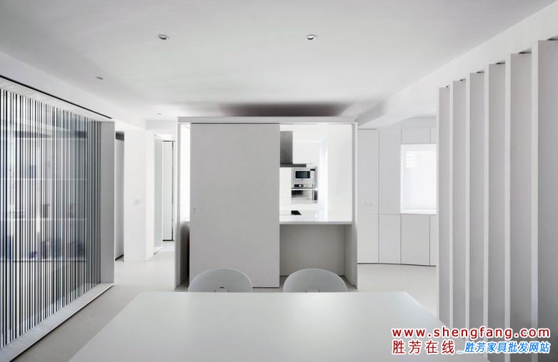 西班牙风格纯白公寓设计