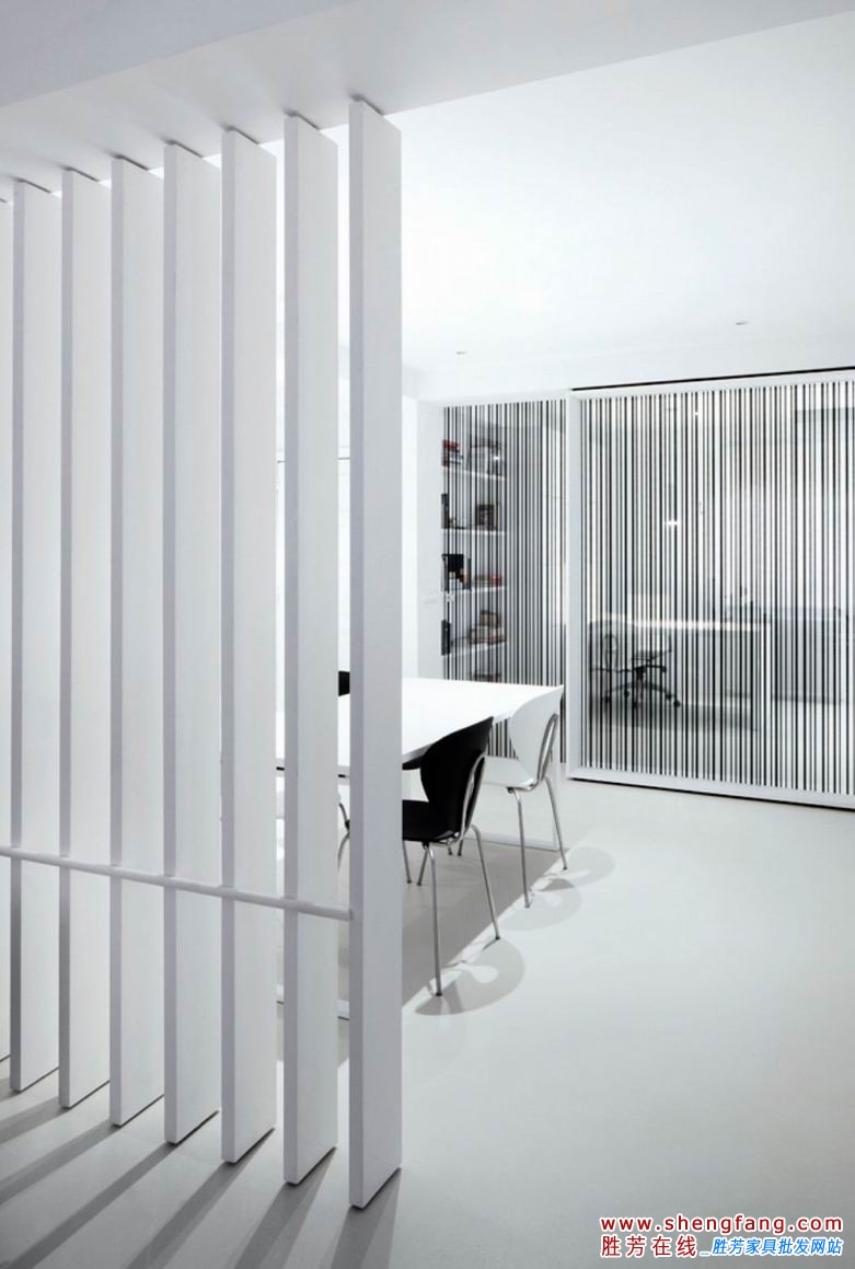 西班牙风格纯白公寓设计