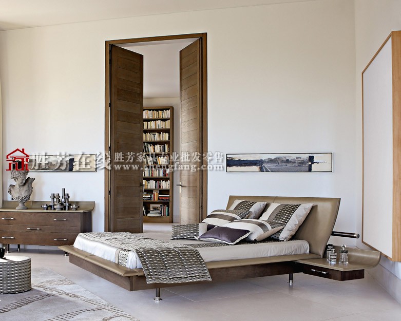 装修简约朴素的卧室空间