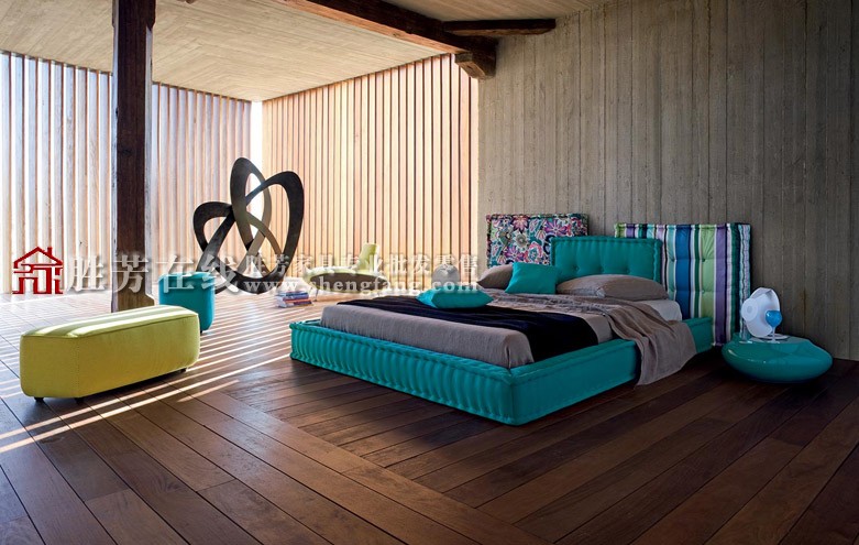 装修简约朴素的卧室空间