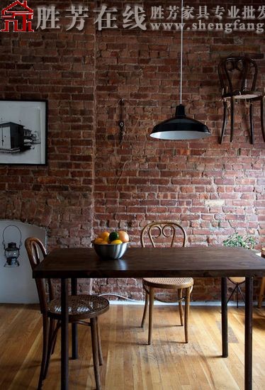 看插画家巧用红墙装家