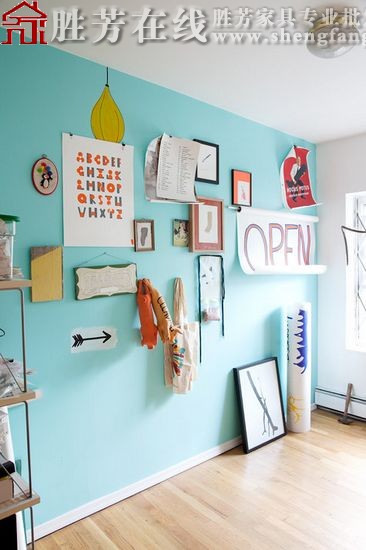 看插画家巧用红墙装家