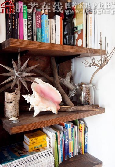 看插画家巧用红墙装家