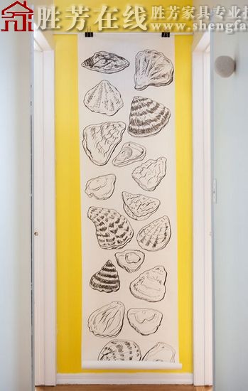 看插画家巧用红墙装家