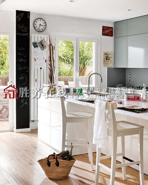 巴塞罗那简约风格的灰白色小屋