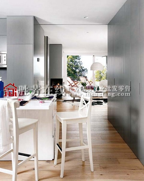 巴塞罗那简约风格的灰白色小屋