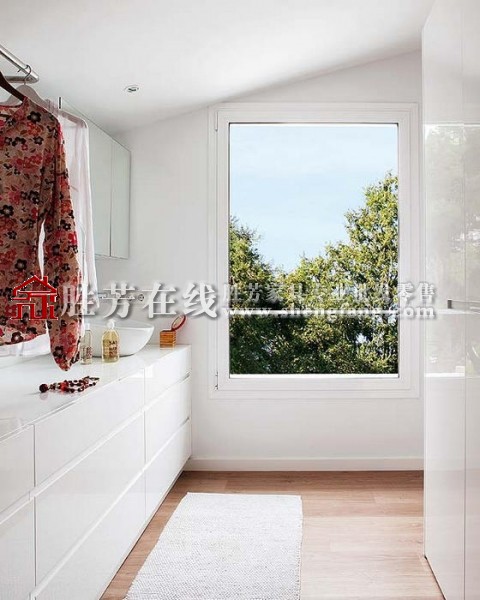 巴塞罗那简约风格的灰白色小屋