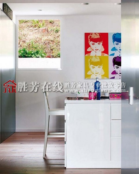 巴塞罗那简约风格的灰白色小屋