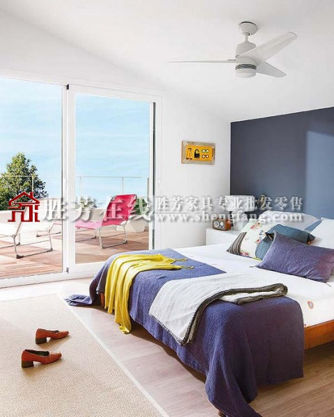 巴塞罗那简约风格的灰白色小屋