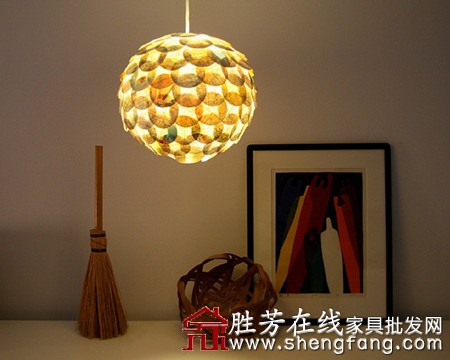 旧书报创造出的创意吊灯