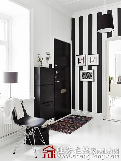 54平米黑白红装修出的小世界