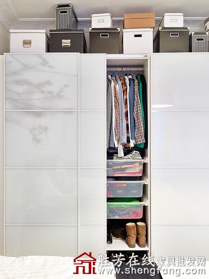 54平米黑白红装修出的小世界