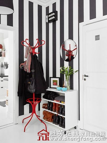 54平米黑白红装修出的小世界