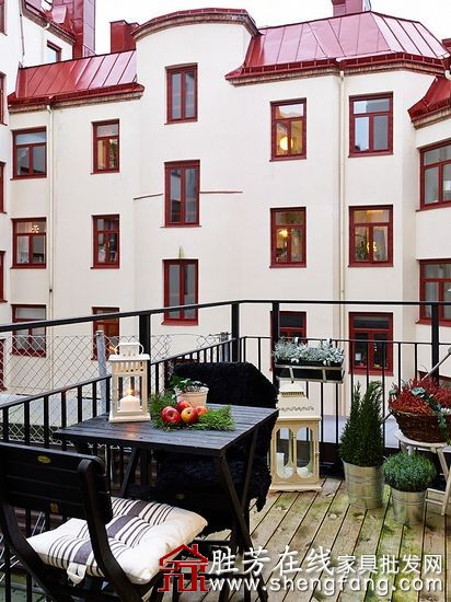 54平米黑白红装修出的小世界