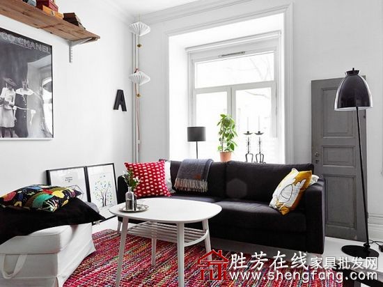 54平米黑白红装修出的小世界