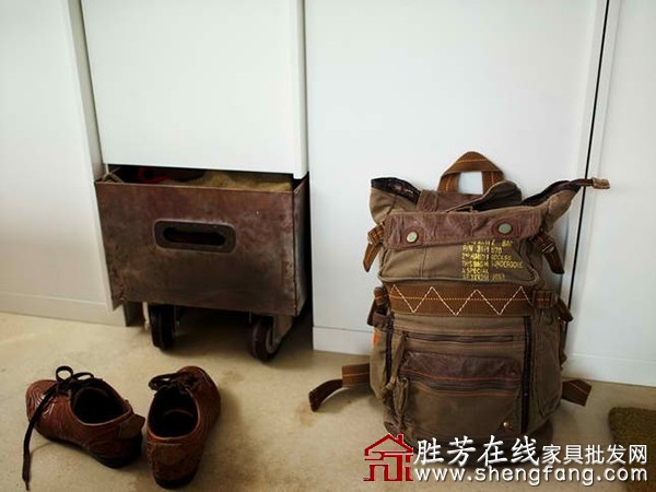 简约黑白绿打造创意公寓