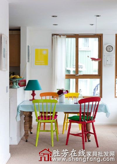 紫蓝红三色高调混搭公寓设计