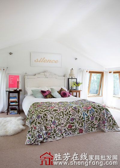 紫蓝红三色高调混搭公寓设计