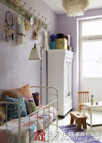 白色与紫色营造的梦幻公寓