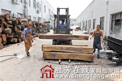 红木原料进口受限后，原木进口将会减少。新京报记者 王远征 摄