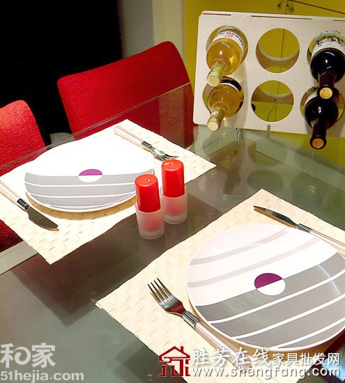 85后年轻夫妇糖果色爱巢