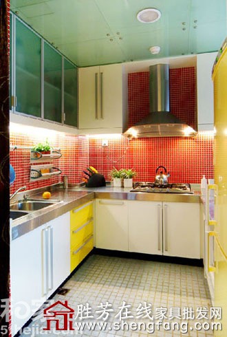 85后年轻夫妇糖果色爱巢